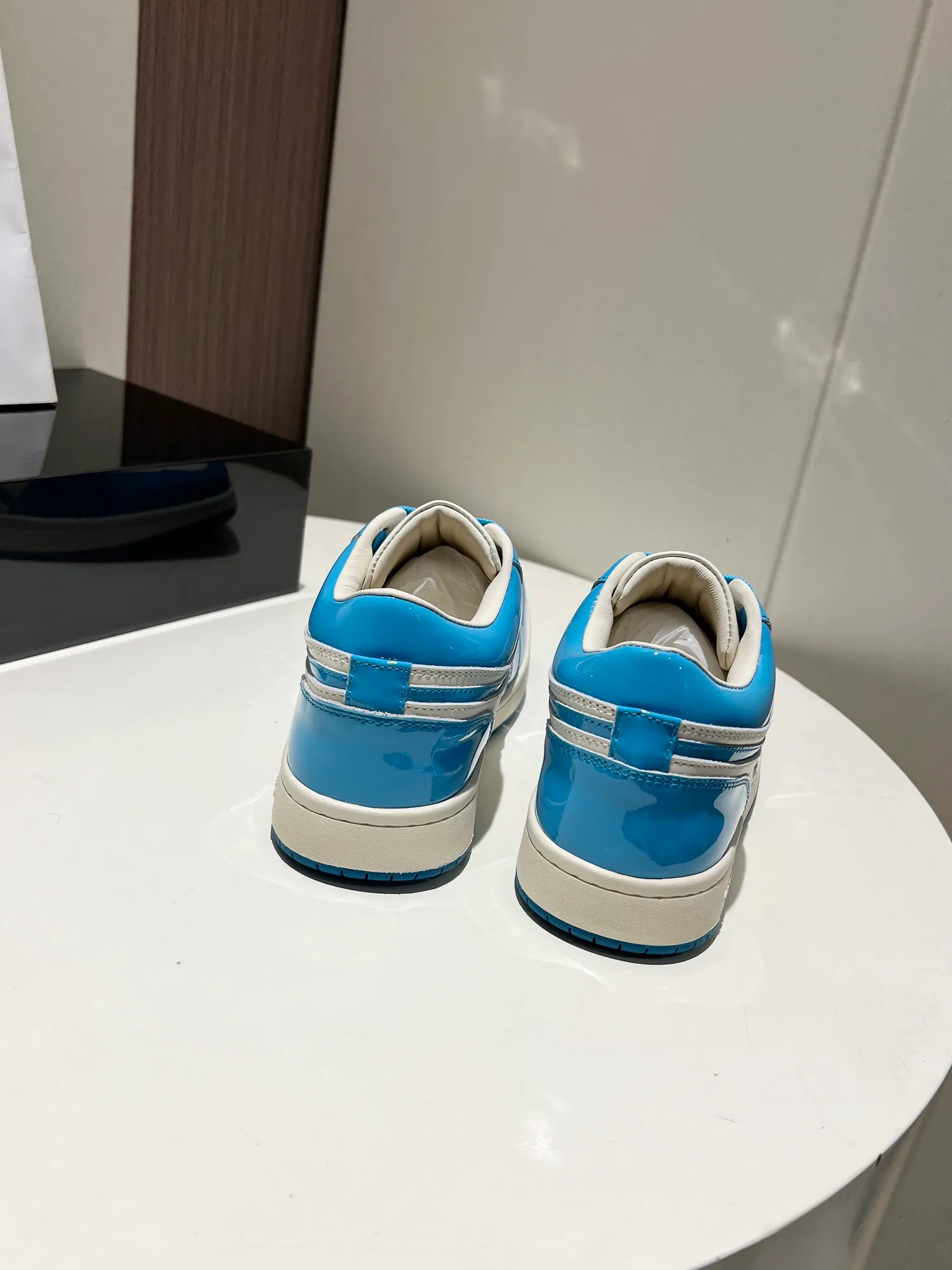 👟👟Ex-factory price 480👟👟 👑CALVINLUO I CUBE SNEAKER trendy brand square shoes low-top casual square-toe sneakers skateboard shoes sneakers👑 Starting from the design elements of classic two-color sneakers, CALVINLUO extracts the iconic elements of casual sneakers and integrates them into the formal "square toe" of formal shoes to make the overall lines of the sneakers more distinct. Nowadays, the matching rules are casual. 🧣Formal sports shoes are nothing new. The unique avant-garde square lines of CUBE SNEAKER, whether it echoes the tough and crisp suits, or appears in an eclectic manner in street styles, are a choice that breaks away from tradition and shows personality🧢 ▪️ Fabric: Original custom imported first-layer cowhide ▪️ Lining: Imported breathable mesh lining + soft sheepskin ▪️ Sole: Original molded two-color TPU outsole ▪️ Size: 35-40 (40 customized)